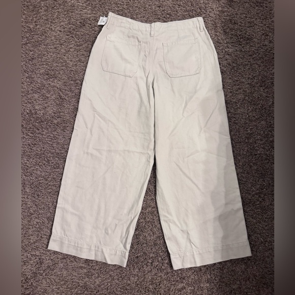 Casual White Tee and Beige Wide-Leg Pants - Picture 4 of 7